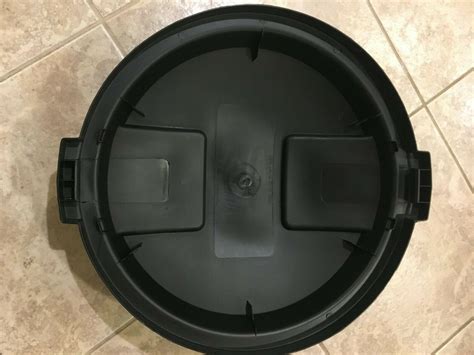 rubbermaid roughneck trashcan lid