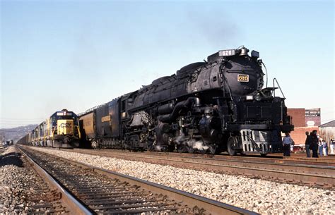 CSX's Santa Train: When Union Pacific 3985 posed as Clinchfield 676 ...