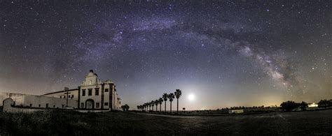 Beautiful Astrophoto: The Moon and the Milky Way Arch - Universe Today