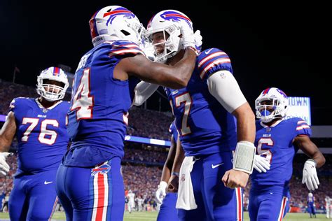 Stefon Diggs scores 3 TDs for Bills in 41-7 rout of Titans