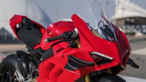 Ducati Panigale V4 vs V4S - What is Different...?