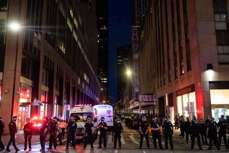 NYPD and De Blasio Faulted Over Looting at Macy’s and Across Midtown - The New York Times