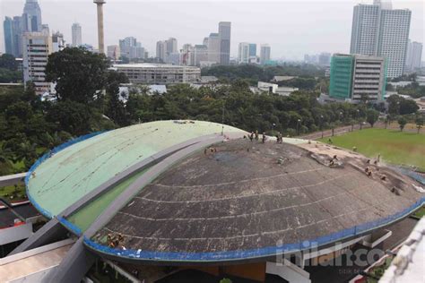 Foto: Pengecatan Atap Gedung Kura-kura DPR Telan Biaya Rp4,5 Miliar