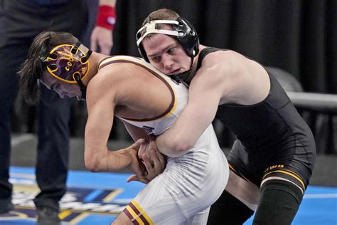 Iowa wrestler Spencer Lee wins national title on torn ACL - Yahoo Sports