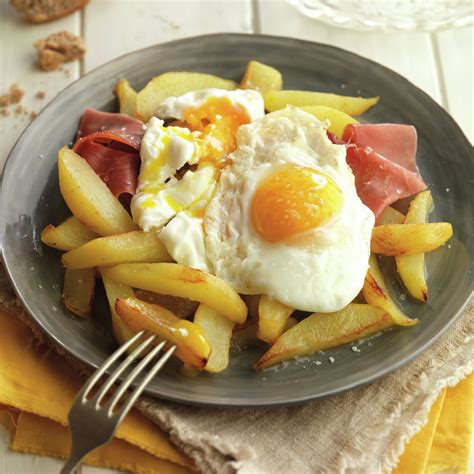 Papas fritas a caballo, los huevos estrellados a la argentina