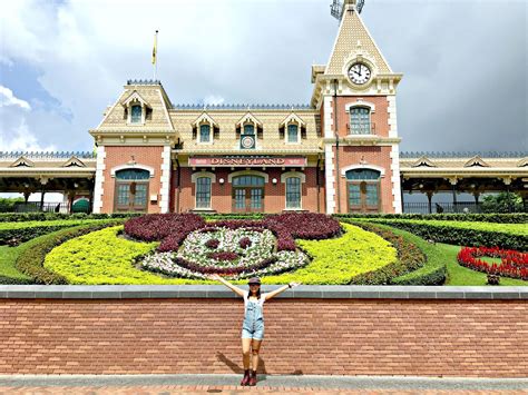 Hong Kong: Mickey and Friends at Hong Kong Disneyland Resort - Living in the Moment