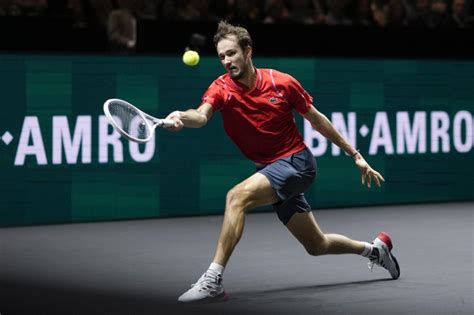 Medvedev edges Sinner in Rotterdam for 16th title | AP News