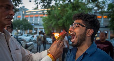 Like hot food? This Food stall in New Delhi serves food on fire