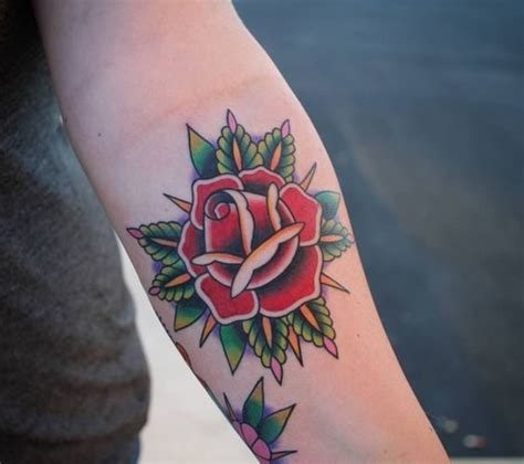 Traditional Rose Tattoo: 40 Ideas for Classic Tattoos and Flowers Lovers