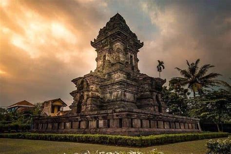 Yuk, Wisata Sejarah ke 10 Candi Bersejarah di Jawa Timur Ini!