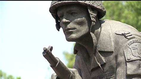 Statue marks remembrance of Major Dick Winters in Ephrata | fox43.com