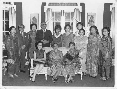 Tamil Treasure: Tunku Abdul Rahman with group of visitors!!!