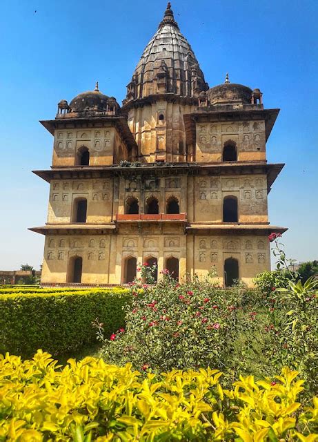 Admiring the Fine Architecture of the Chhatris of Orchha | India - Nomadic Experiences