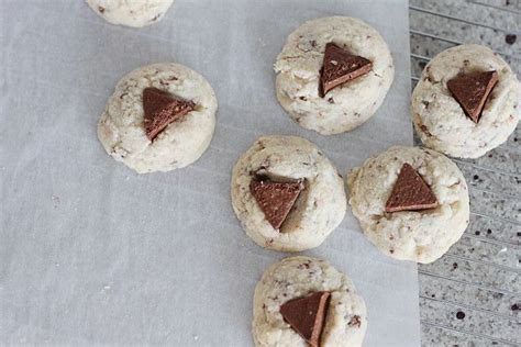 Holiday Treats: Toblerone Shortbread Cookies | Holiday treats, Honey ...