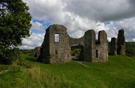 Newcastle Emlyn Castle - Things to do in Pembrokeshire | Coastal Cottages of Pembrokeshire UK