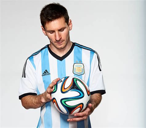 Messi y otras estrellas en comercial de «Brazuca»