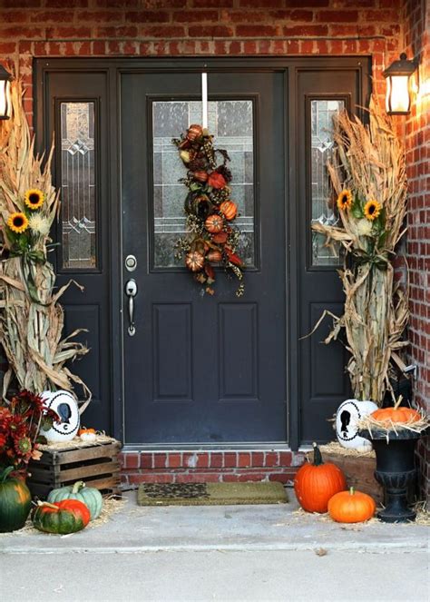 Beautiful Fall Decorations Made With Dried Corn And Corn Stalks