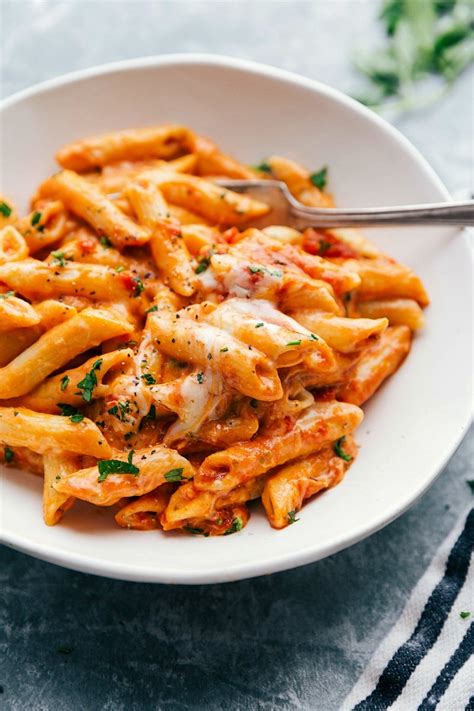 Red and White Pasta {4 Ingredients!} | Chelsea's Messy Apron