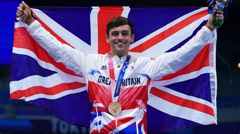 Tokyo 2020: Tom Daley seals bronze to cap off great games - BBC Newsround