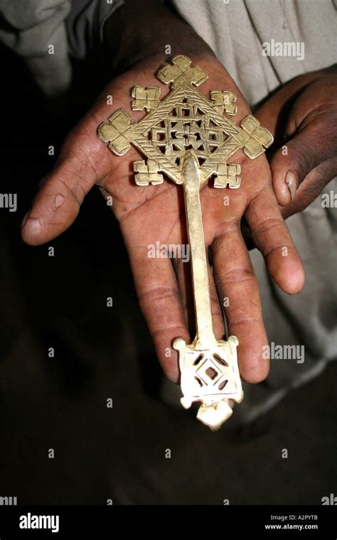 Ethiopian orthodox priest holding cross -Fotos und -Bildmaterial in ...