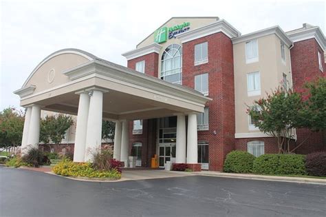 HOLIDAY INN EXPRESS HOTEL & SUITES STARKVILLE $99 ($̶1̶2̶2̶) - Updated ...