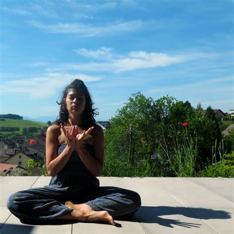 🌸Padma Mudra🌸 Padma-lotus, Mudra-gesture Working with this mudra reminds us that as the lotus ...