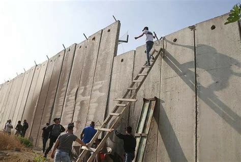 Palestinians Scale Separation Wall to Reach Jerusalem (VIDEO) - Palestine Chronicle