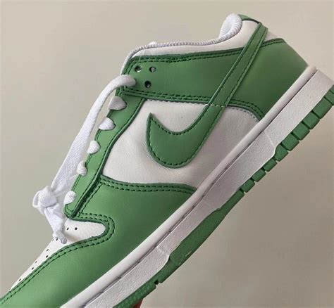 Se bilder på Nike Dunk Low Women's "Green Glow" - Dopest