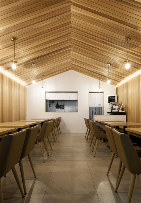 Urban Cabin: Small, Space-Conscious Restaurant with Cozy Modern ...