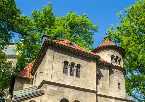 Prague: Guided Tour Inside The Jewish Cemetery & Synagogues