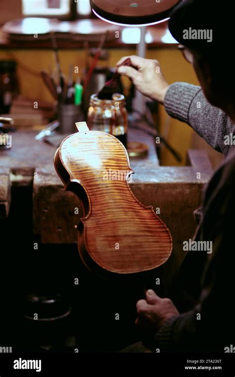 Senior expert violin maker luthier varnish with brush classic handmade violin paint natural ...