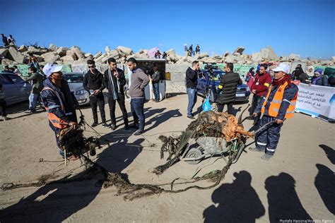 Gaza youth highlight growing pollution crisis in harbour clean-up ...