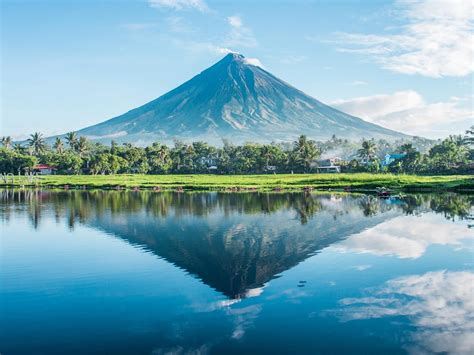 Reflection of Mountain in Lake · Free Stock Photo