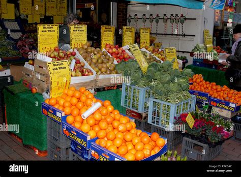 Small greengrocers shop hi-res stock photography and images - Alamy