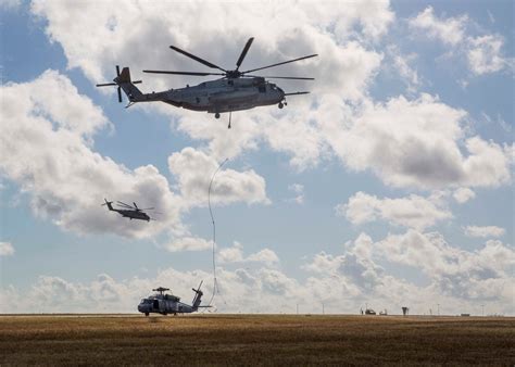 DVIDS - Images - Marine helicopter shows off heavy lifting capabilities [Image 4 of 4]