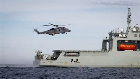 HMCS Harry DeWolf marks milestone with helicopter landing - Canada.ca