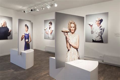 사람들이 사진을 보고, 사진앞에서 한참을 서있게 만들게 해봐 | Exhibition design, Art galleries ...