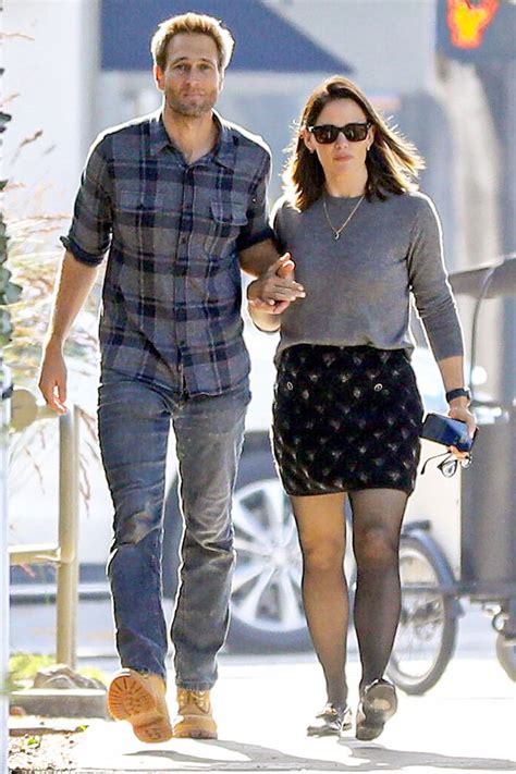 Jennifer Garner, Boyfriend John Miller Hold Hands in L.A.: Photos