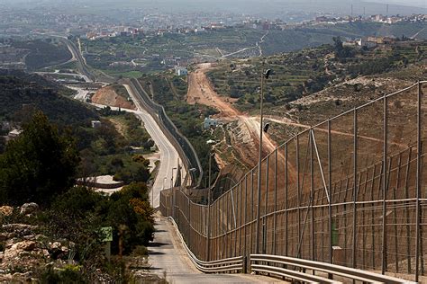 Spain: Photo of Golfers in Melilla and African Migrants Clinging to Border Fence Goes Viral