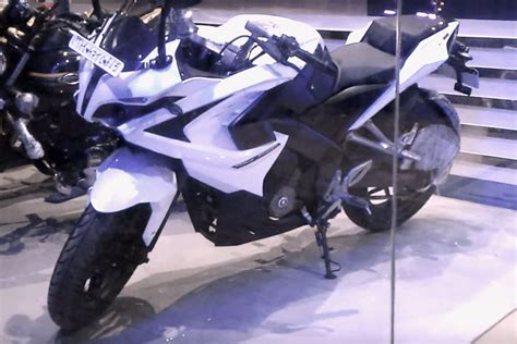 Spotted: Bajaj Pulsar RS200 In White Shade (Video) | Pulsar, Pulsar rs 200 black, Bike photo