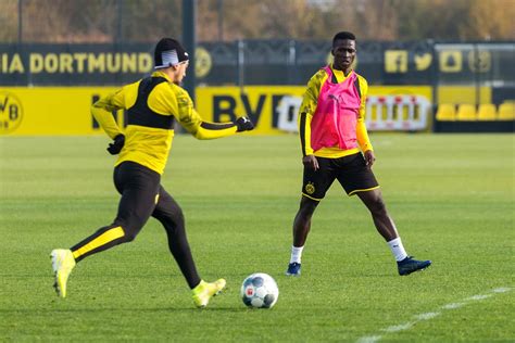 Vier Borussia Dortmund Spieler beim Training: Erling Haarland, Marco Reus, Alex Witsel und ...