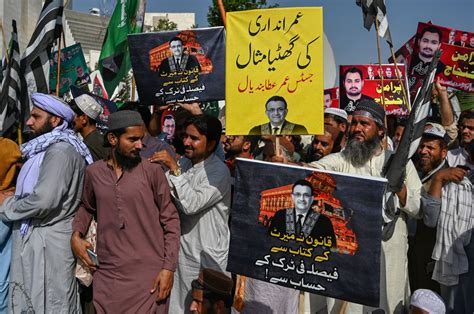 Govt supporters protest Khan's release as Pakistan unrest rages | Daily ...