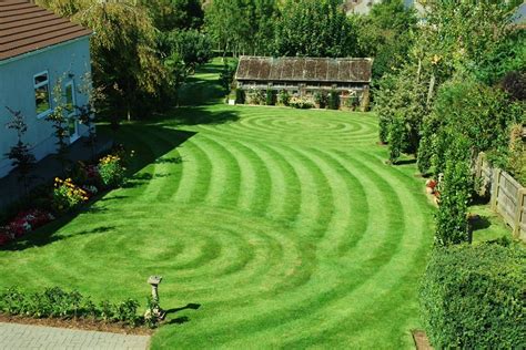 Six Cool Lawn Mowing Patterns - greeniq.co