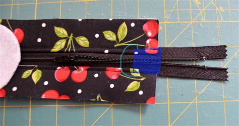 Roonie Ranching: Piped Zipper Pouch -- Sewing Tutorial