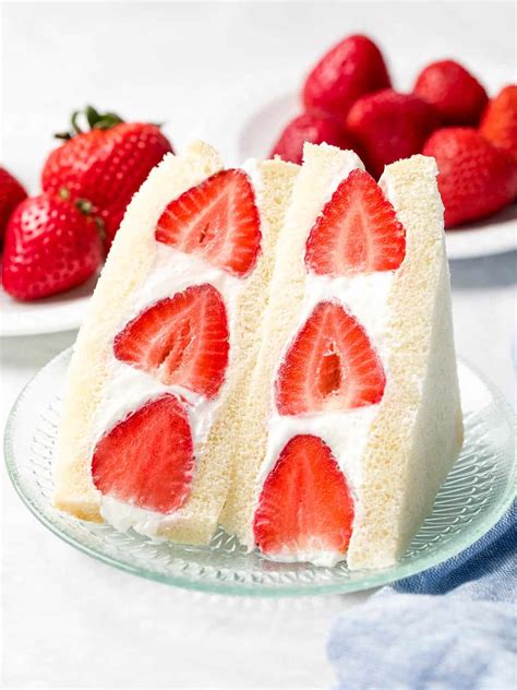 Japanese Fruit Sandwich フルーツサンド (Strawberry Fruit Sando) - Drive Me Hungry