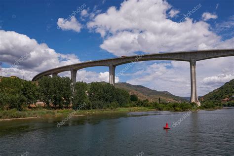 Moderno puente curvo de hormigón - Vista desde el crucero en el valle ...