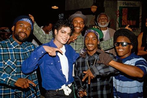 Michael Jackson Throwing Up A Crip Sign With Actual Crips, 1987 : imagesofthe1980s