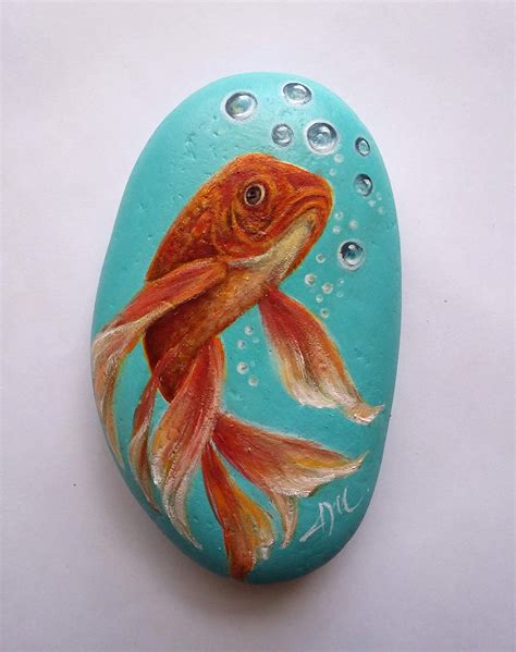 Hand Painted Golden Fish on Rock, Painted Fish on Stone, Pesce Dipinto ...