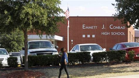 Texas officials say 80 people may have been exposed to Ebola patient