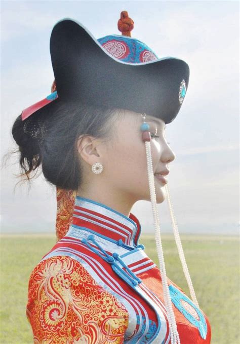 Beautiful Mongolian Woman in her Native Traditional Dress | Монголия, Мировые культуры, Идеи ...